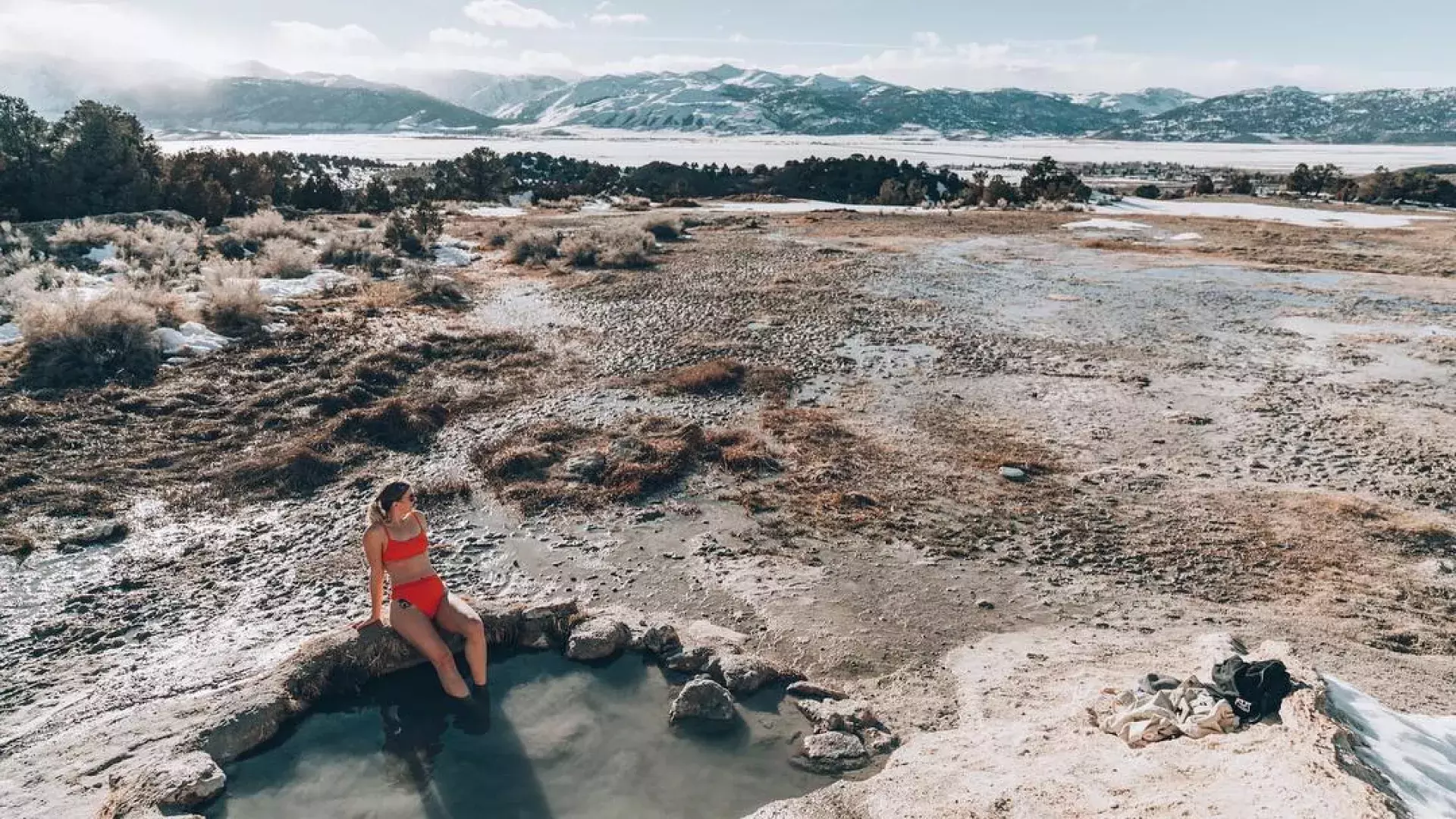 Uma mulher relaxa em fontes termais naturais além de São Francisco.