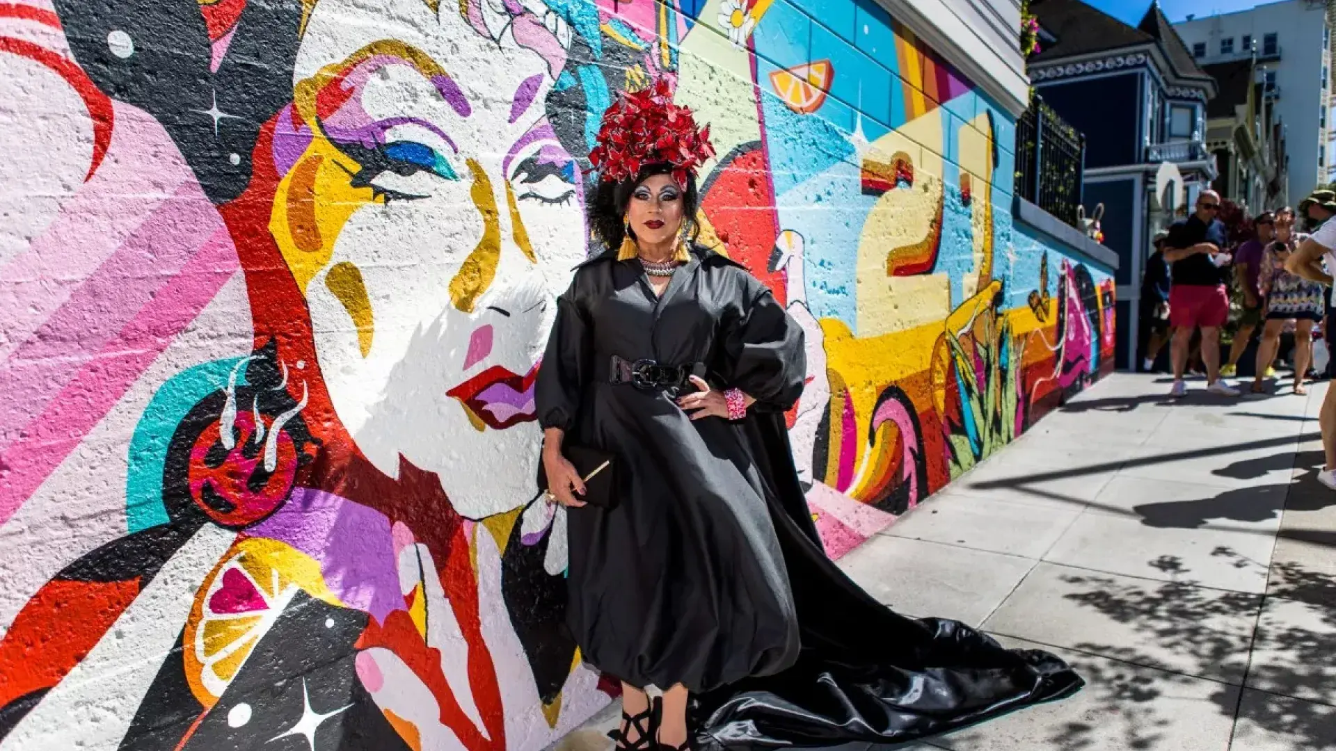 Juanita MAIS! em frente ao mural de J. Manuel Carmona e Guilherme Lemes Cardose e Silva, Rua Steiner no Grove