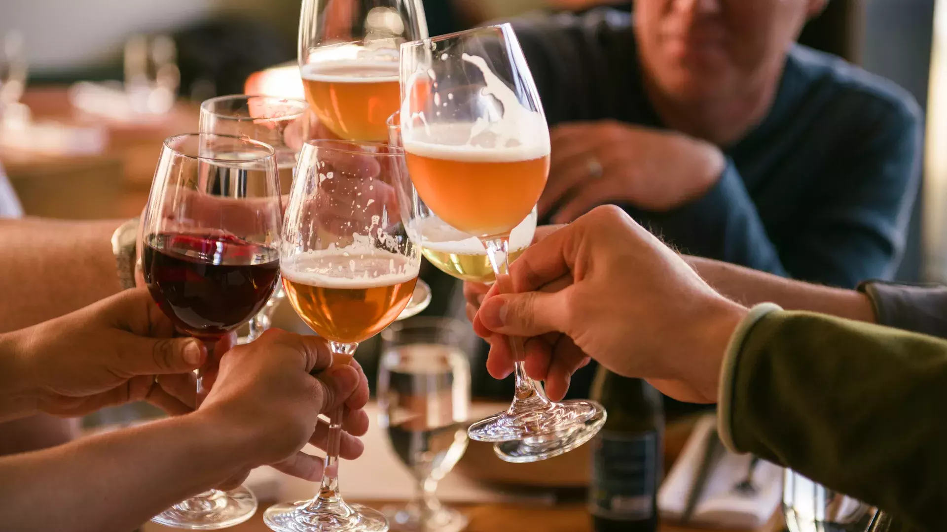 Um grupo de viajantes toma uma bebida em um bar de São Francisco.