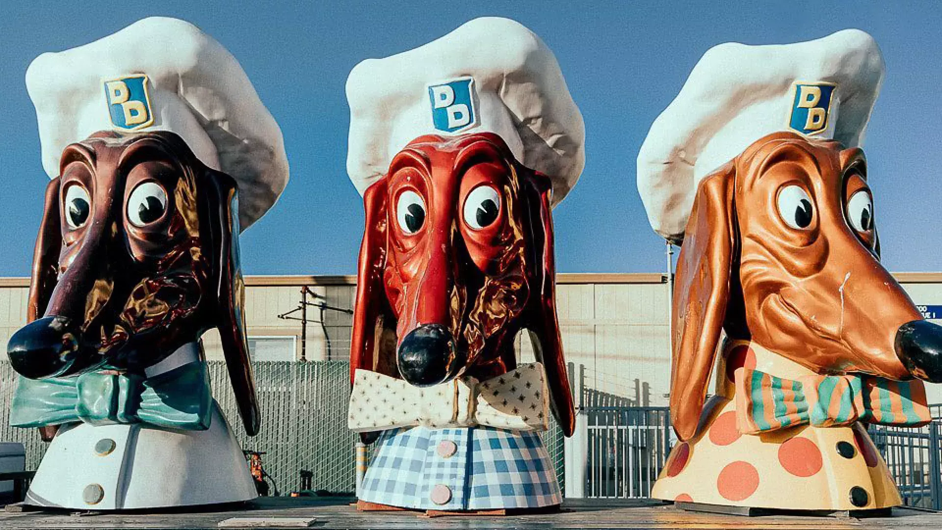 Três das famosas cabeças do Doggie Diner em exibição.