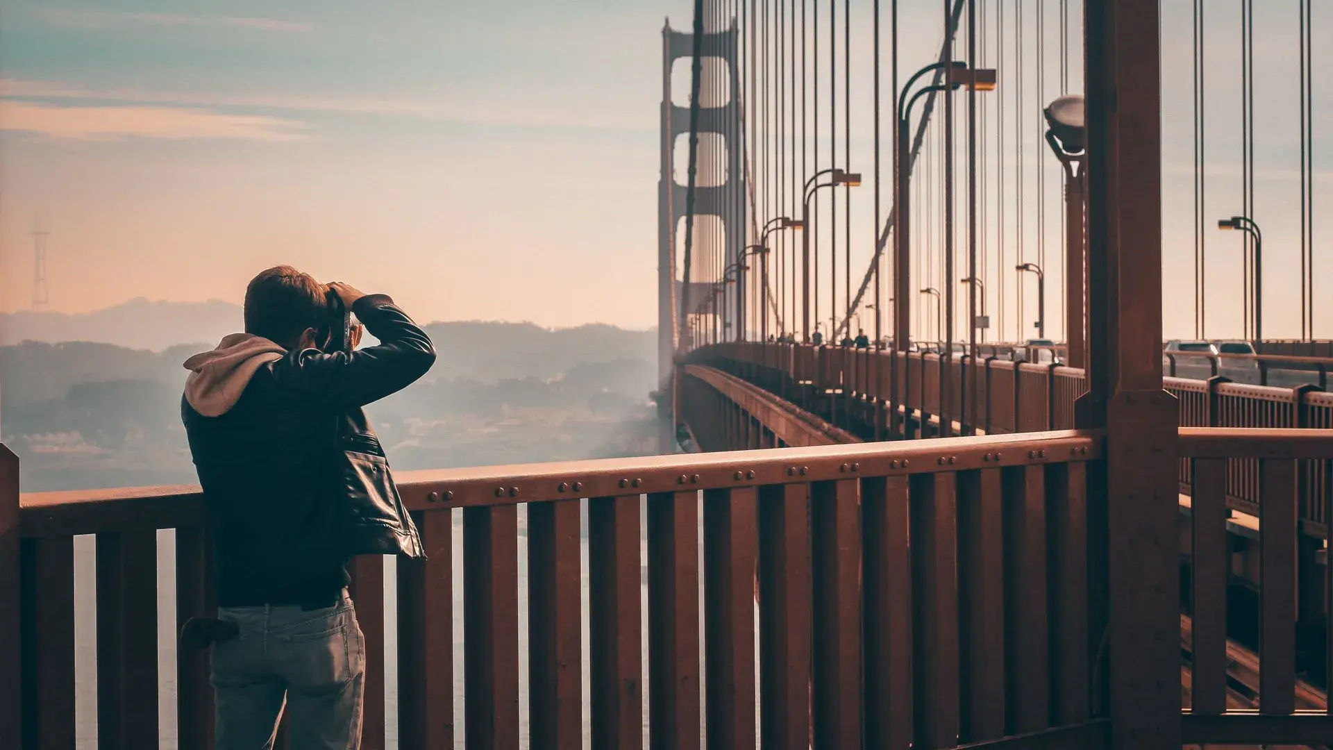 Homem tirando fotos na Golden Gate Bridge