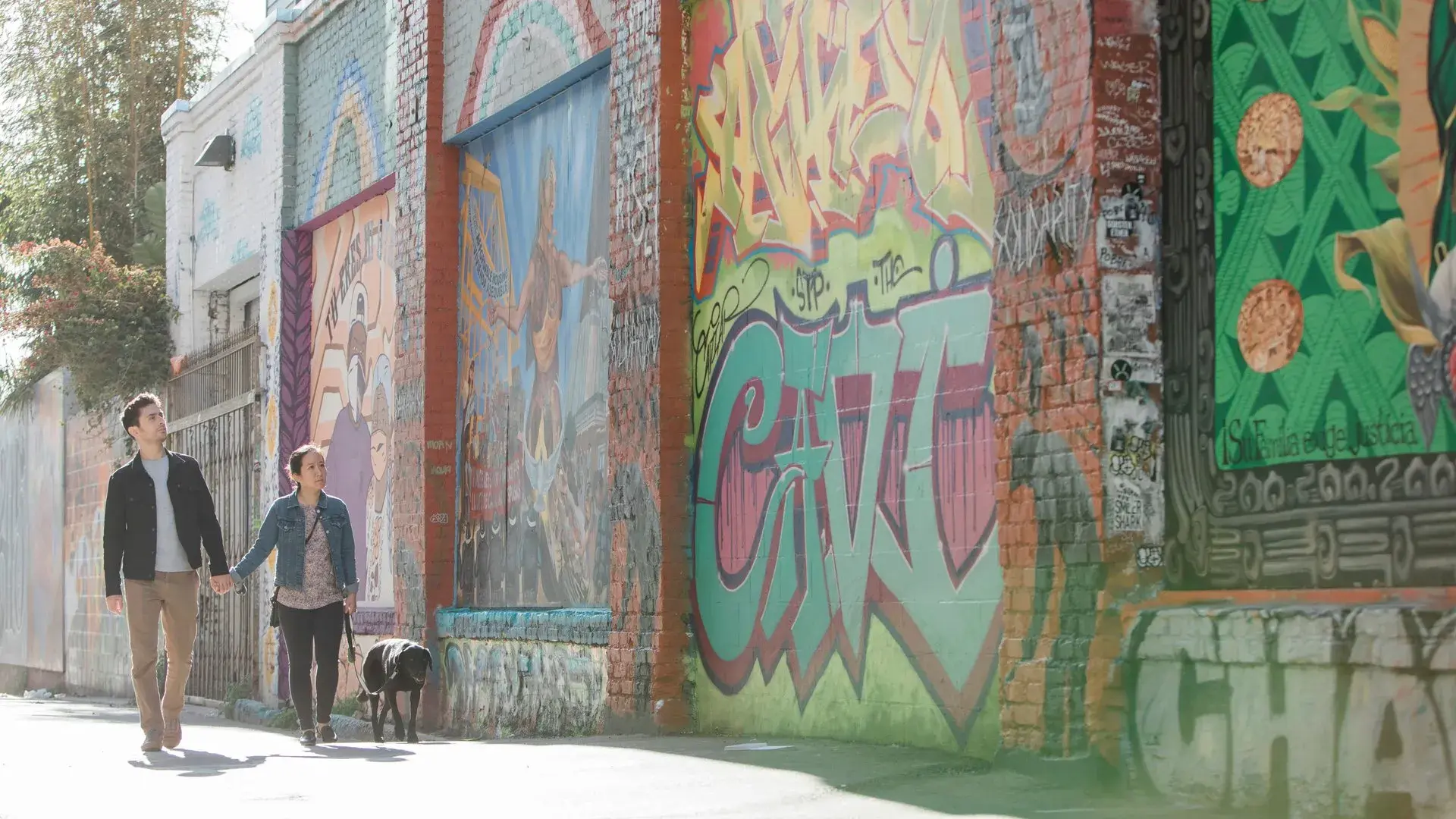 Mission 의 발미 앨리를 걷고 있는 커플.