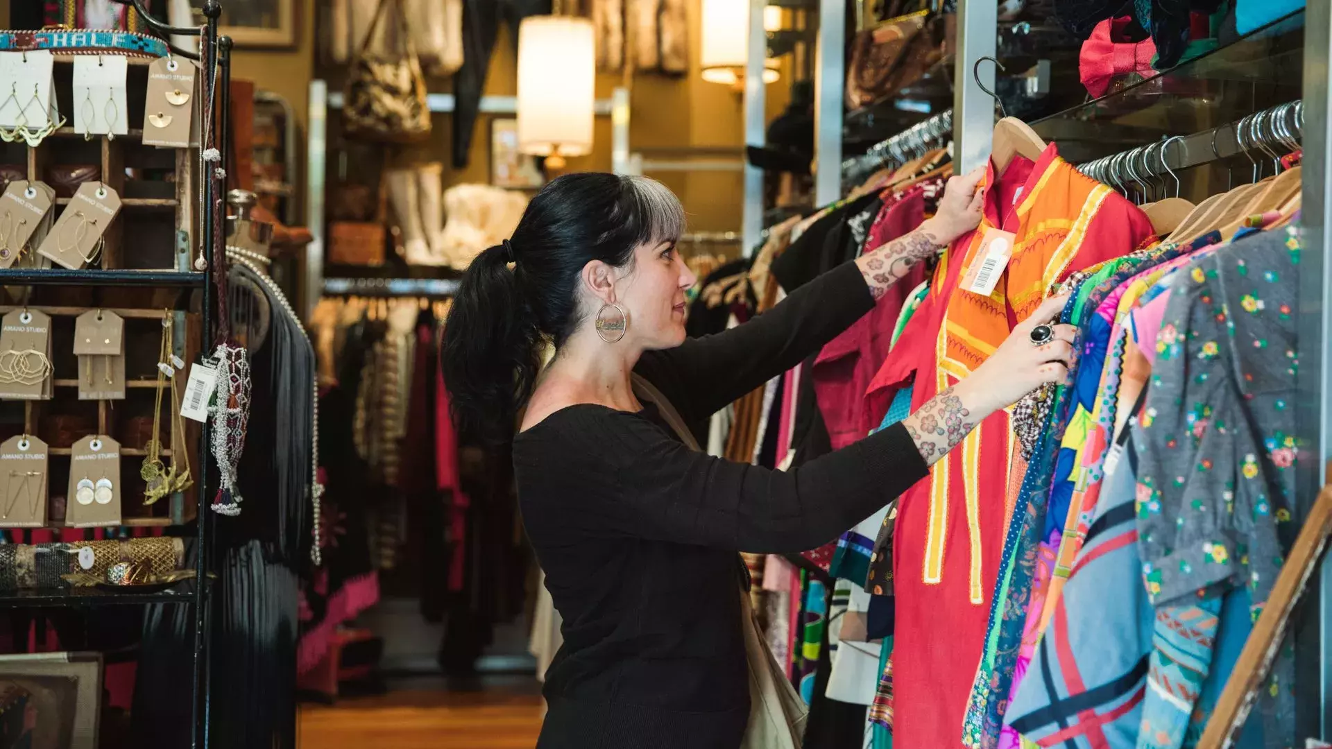 Uma mulher faz compras em uma boutique de São Francisco.