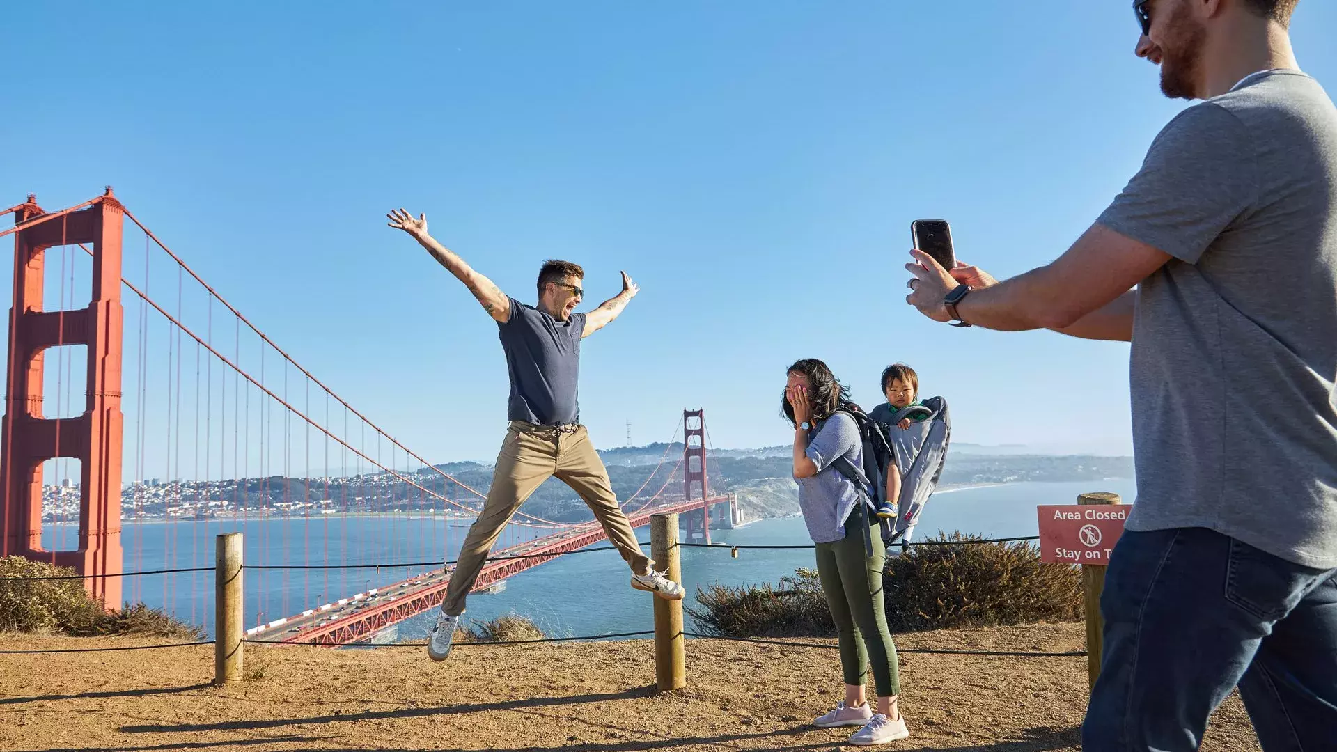 Um grupo tirando fotos na Ponte Golden Gate