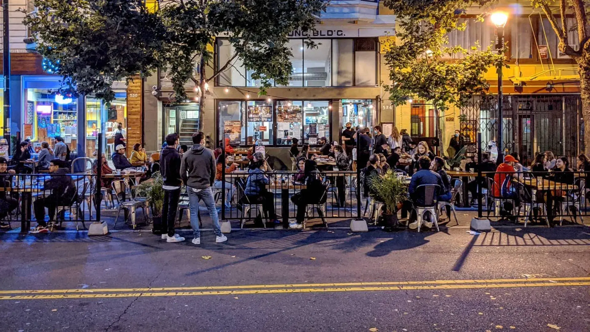 Uma multidão desfruta de comida e bebida ao longo da Valencia Street, em São Francisco