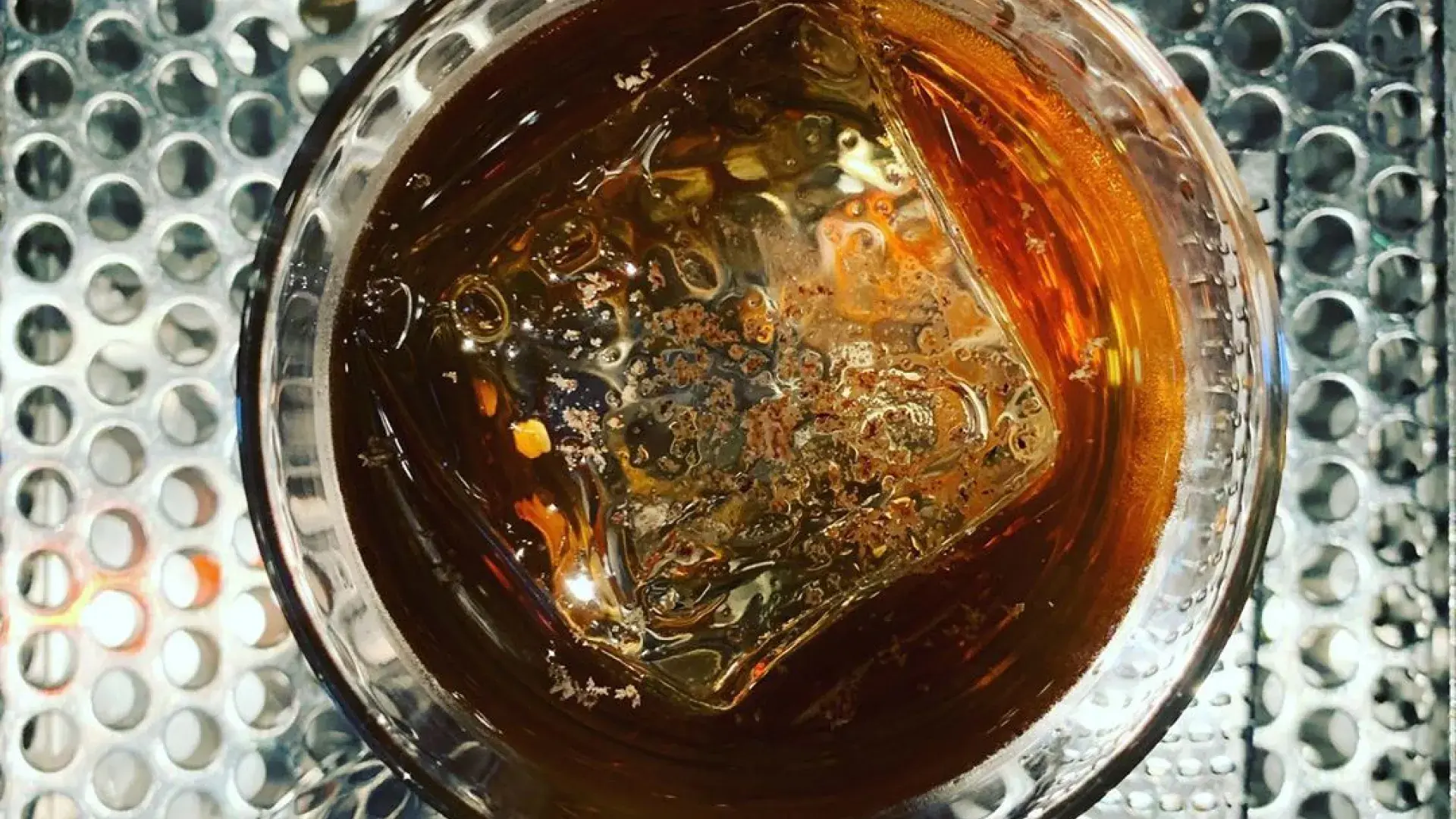 Um coquetel de uísque é servido no Third Rail Bar, em São Francisco.