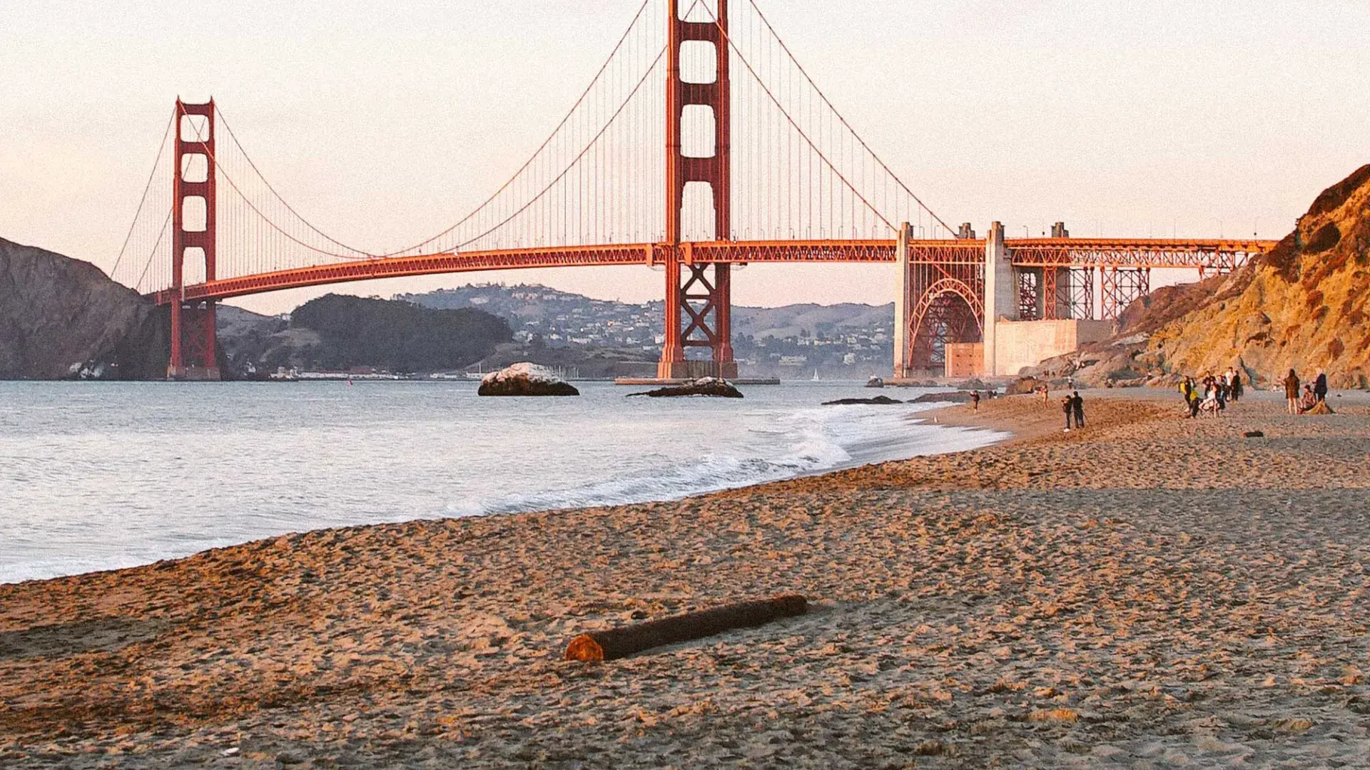 샌프란시스코의 베이커 비치는 배경에 Golden Gate Bridge 있는 사진입니다.