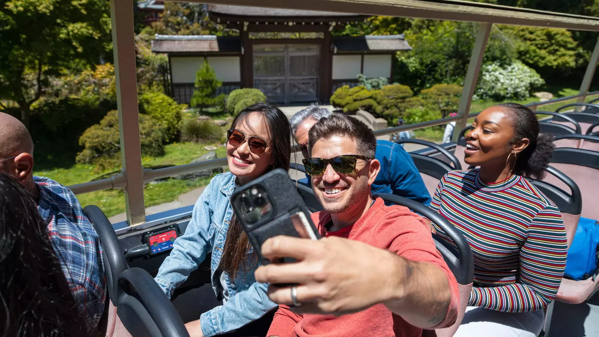 Homem tirando uma selfie em um Big Bus Tour