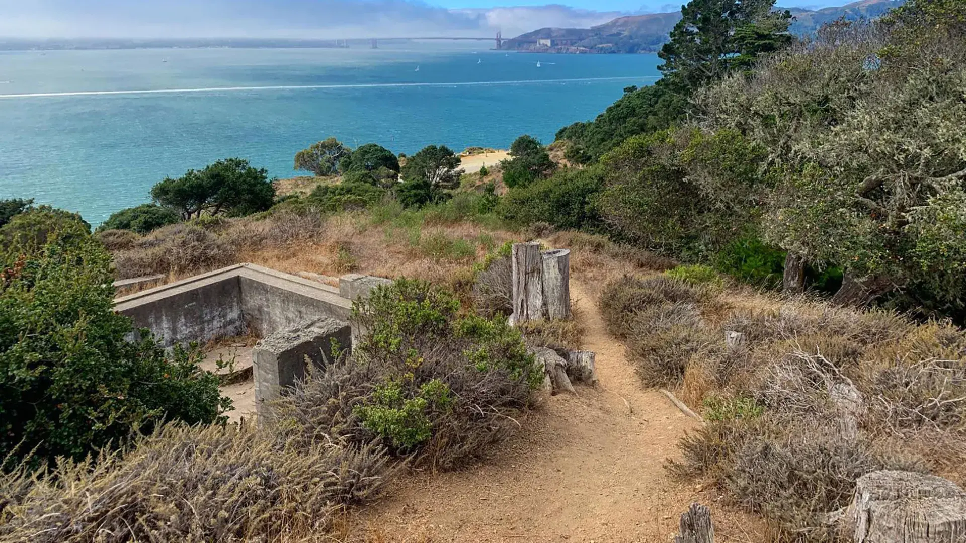 샌프란시스코 만과 Golden Gate Bridge 바라보는 앤젤 아일랜드 주립공원의 캠핑장