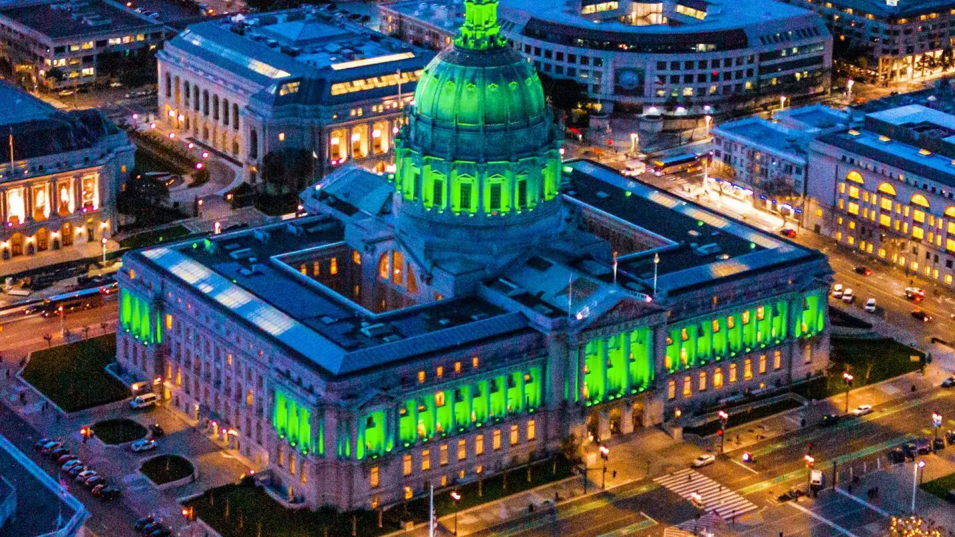 A prefeitura foi iluminada para o Dia de São Patrício.