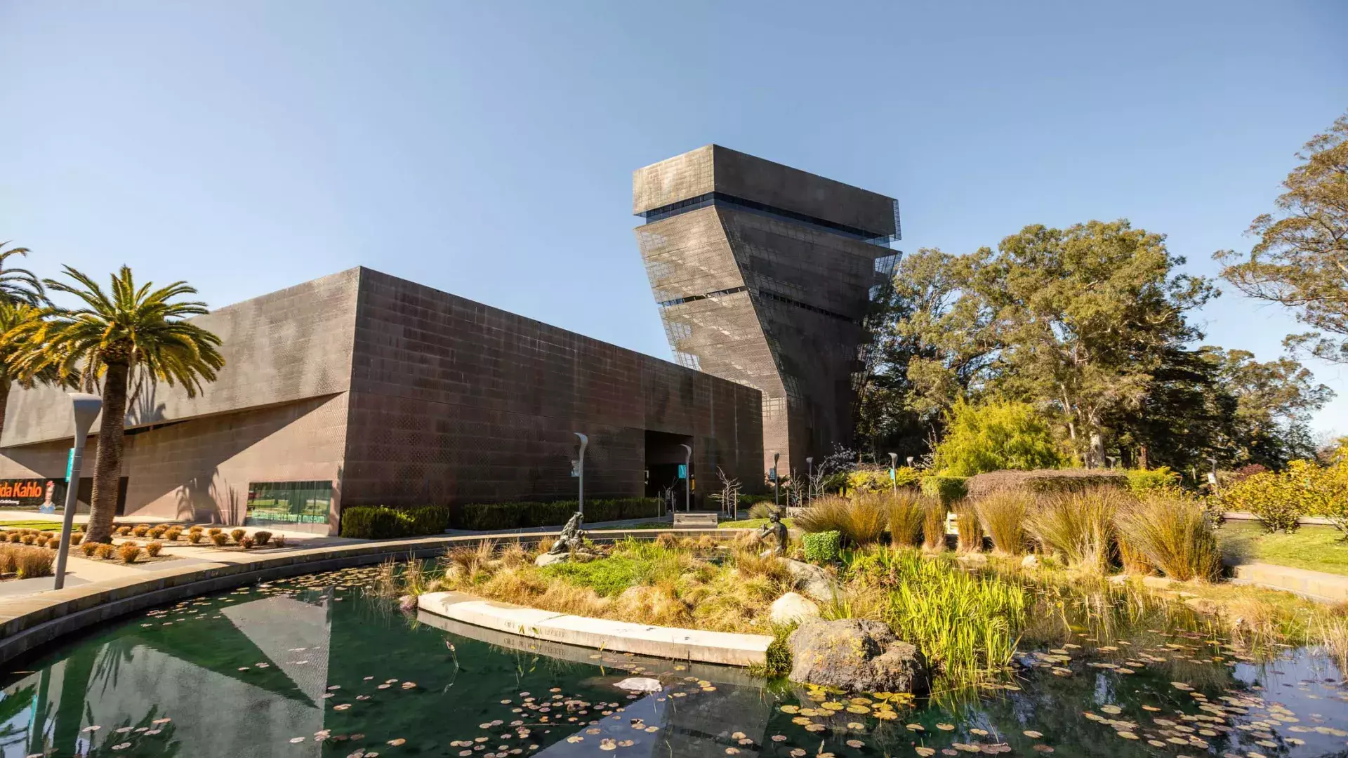 Exterior do moderno e angular Museu de Young. São Francisco, Califórnia.