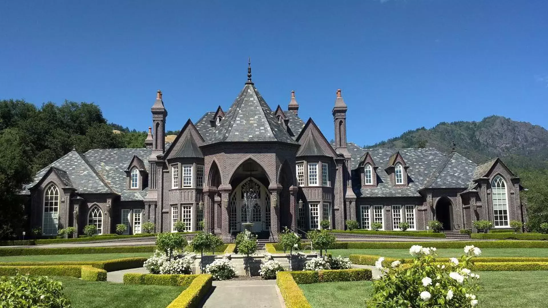 A sala de degustação da Ledson Winery parece um castelo europeu.