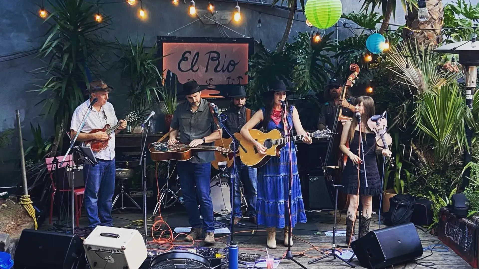 lisamariejohnston do Instagram no local de eventos musicais El Rio Mission