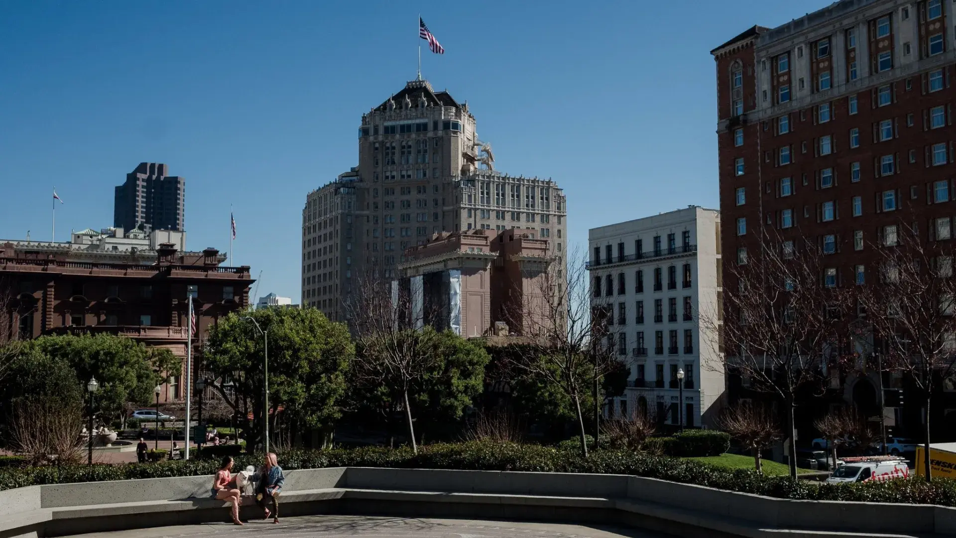 Nya Cruz seduta a Nob Hill.