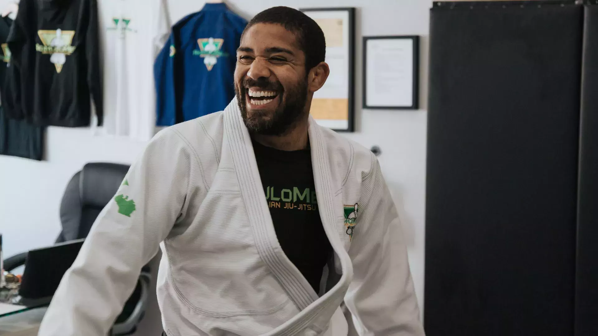 Rômulo Melo sorrindo.