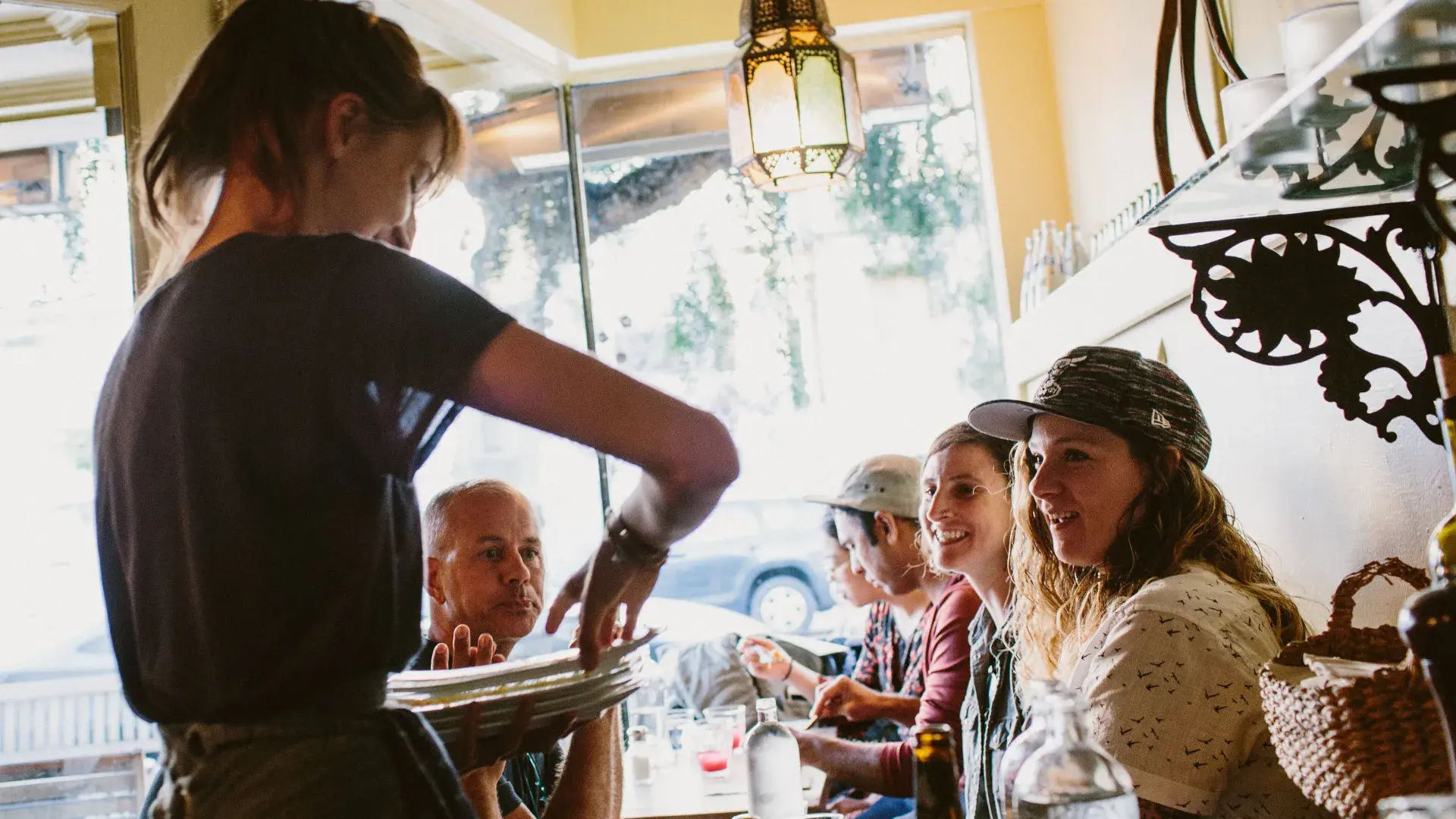 BLUD에서 음식을 담아 제공하는 웨이터.