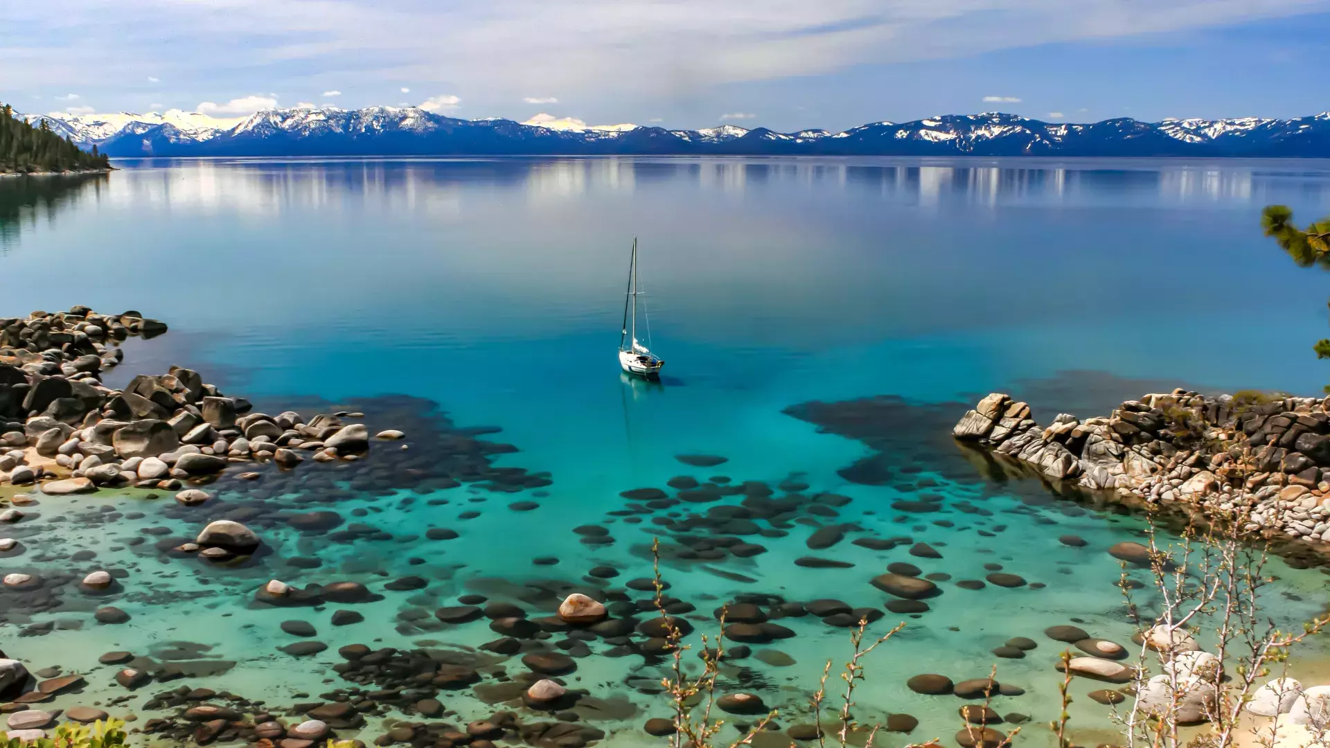 레이크 타호(Lake Tahoe)의 수정처럼 맑고 푸른 물