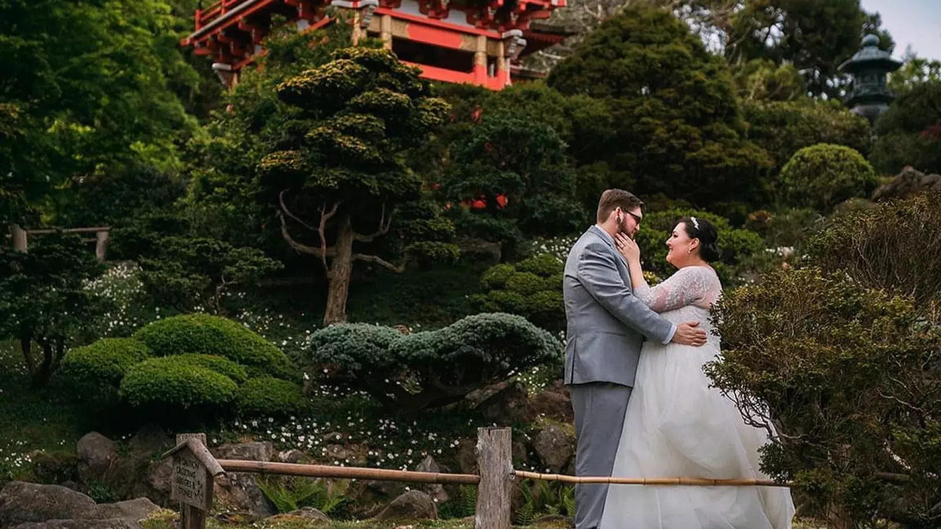 Casal em frente ao Jardim de Chá Japonês