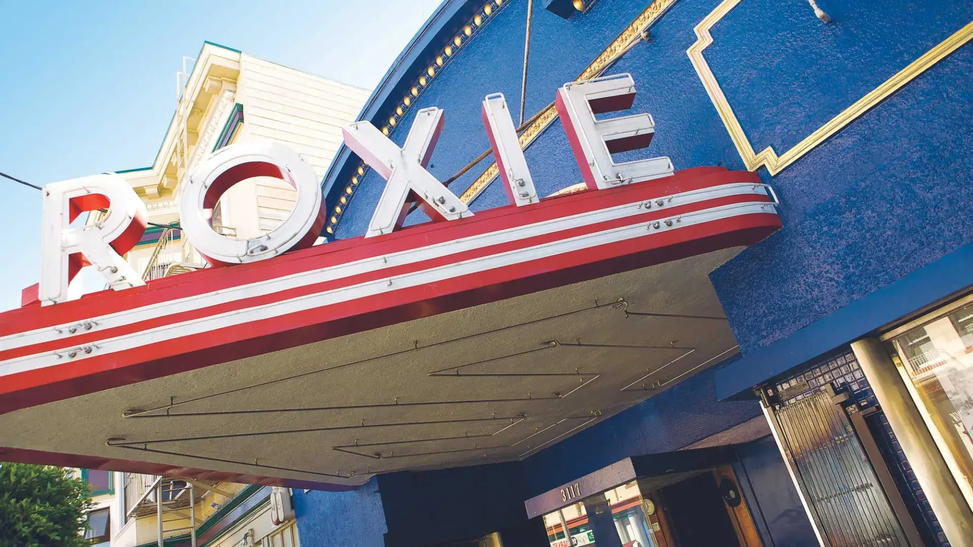 Vista aproximada da marquise do Teatro Roxie no bairro Mission , em São Francisco, Califórnia.