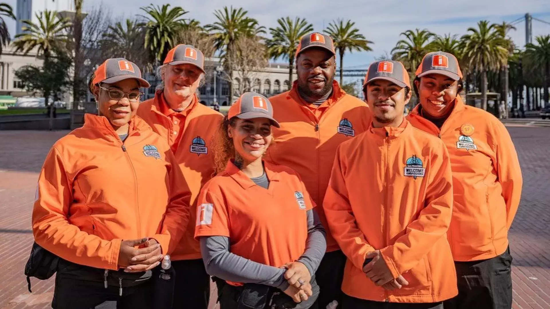 Os Embaixadores de Boas-Vindas de São Francisco se preparam para receber os visitantes no Ferry Building.