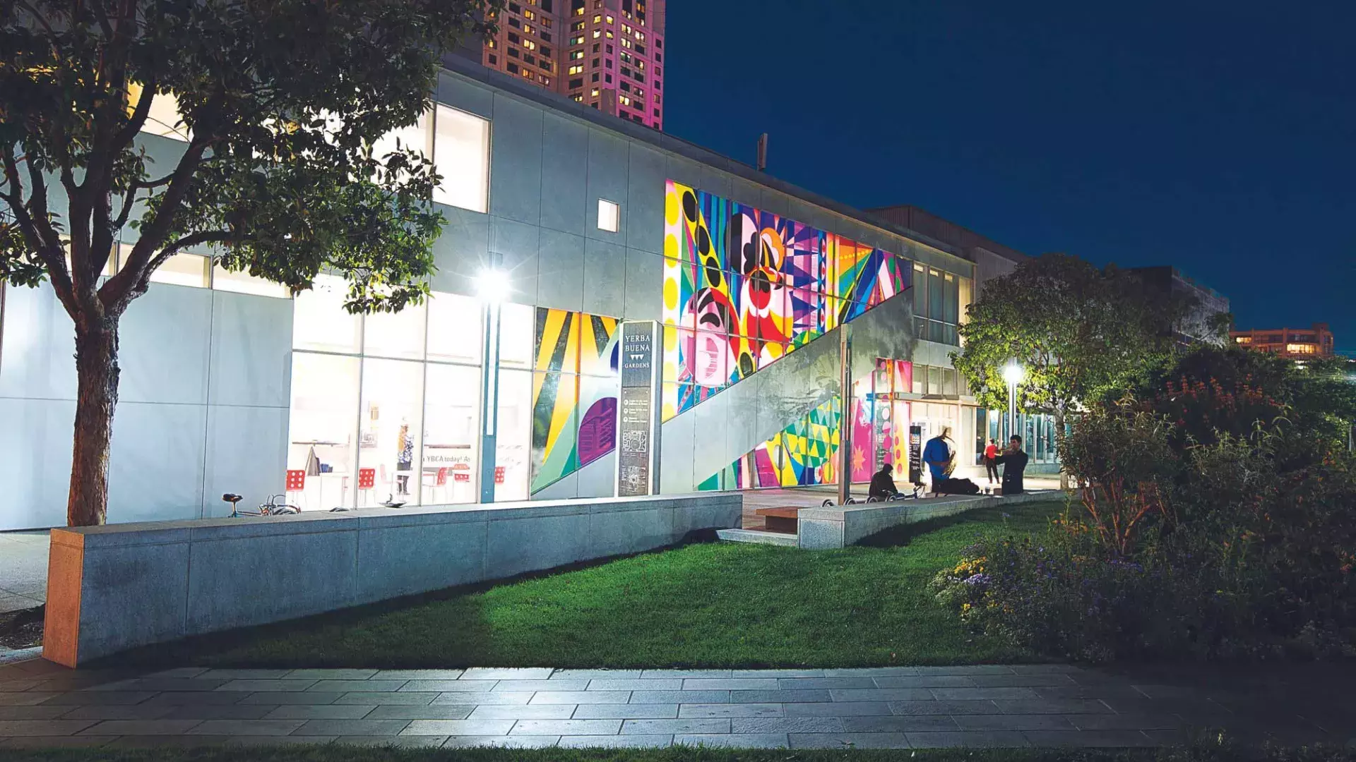 Exterior do Centro de Artes Yerba Buena à noite.