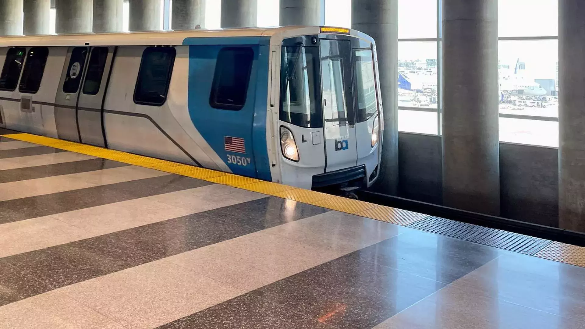 Um trem BART espera por passageiros na estação.