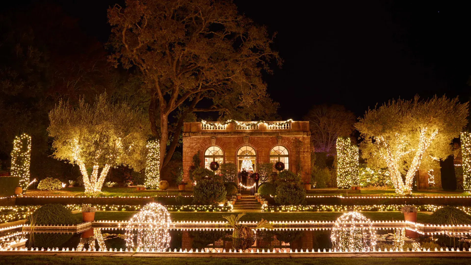 La gran casa señorial está iluminada por luces por la noche