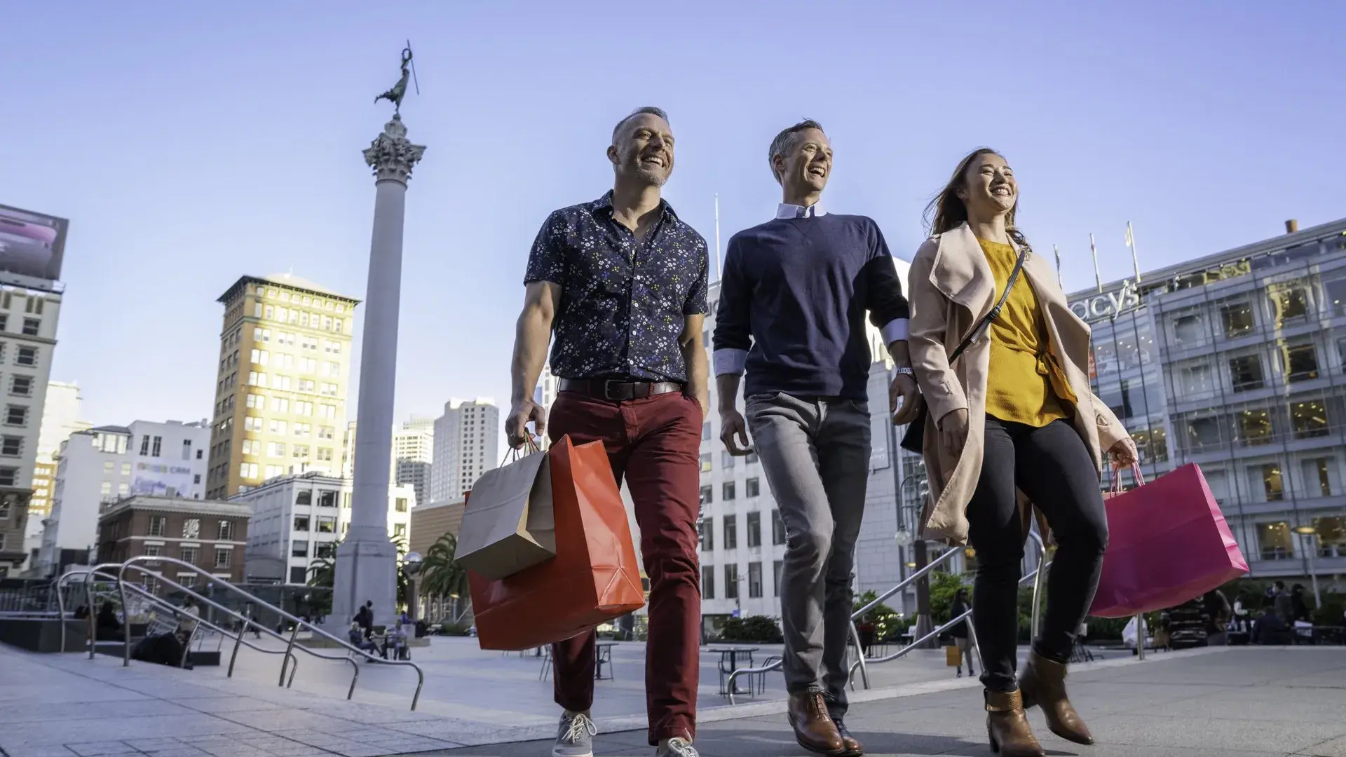 Compradores caminham pela Union Square, em São Francisco.