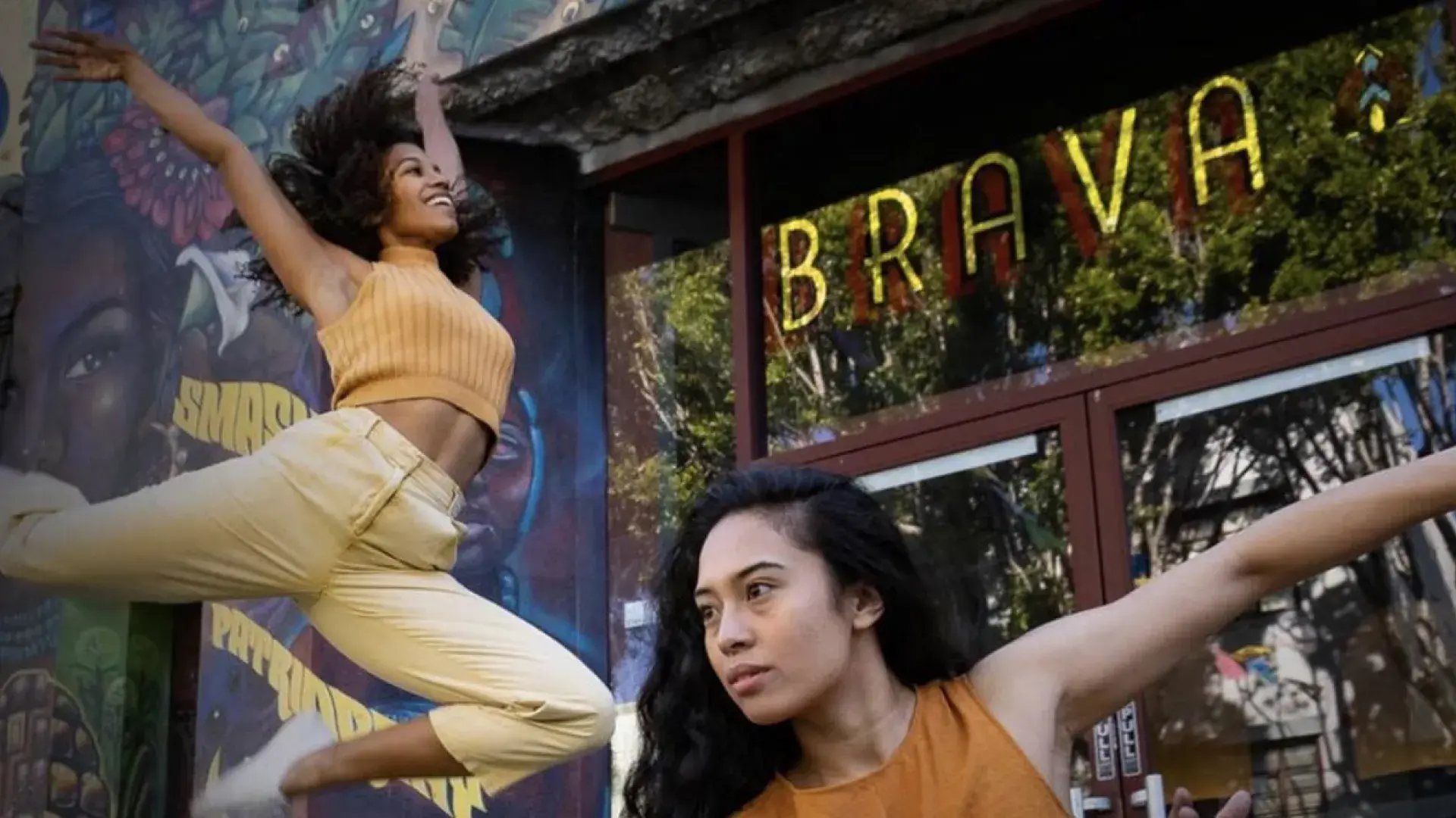 ジャンプして踊る女性たち