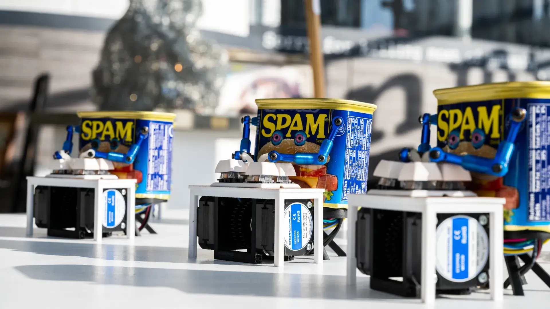 Spambot no Misalignment Museum em São Francisco