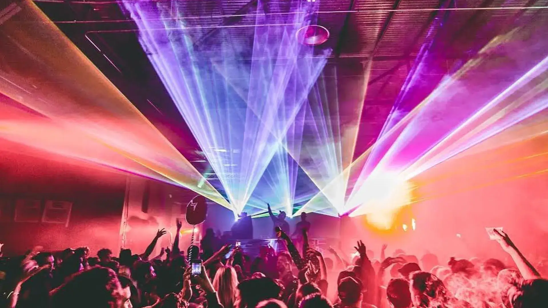 화려한 조명의 나이트클럽에서 데이트하는 사람들의 이미지