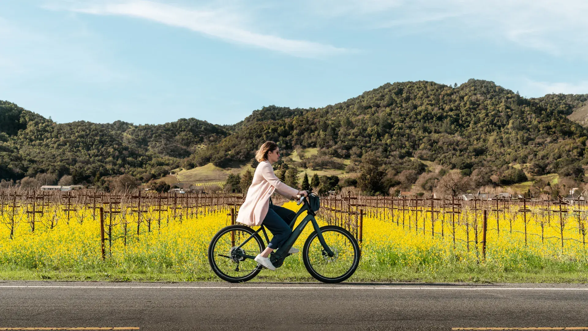 mulher andando de bicicleta em Napa