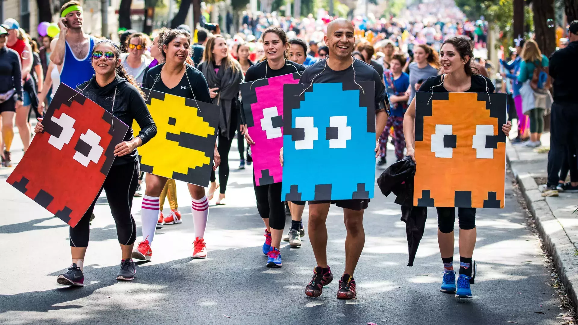 Corredores vestidos com fantasias de Pac Man para Bay to Breakers Race SF