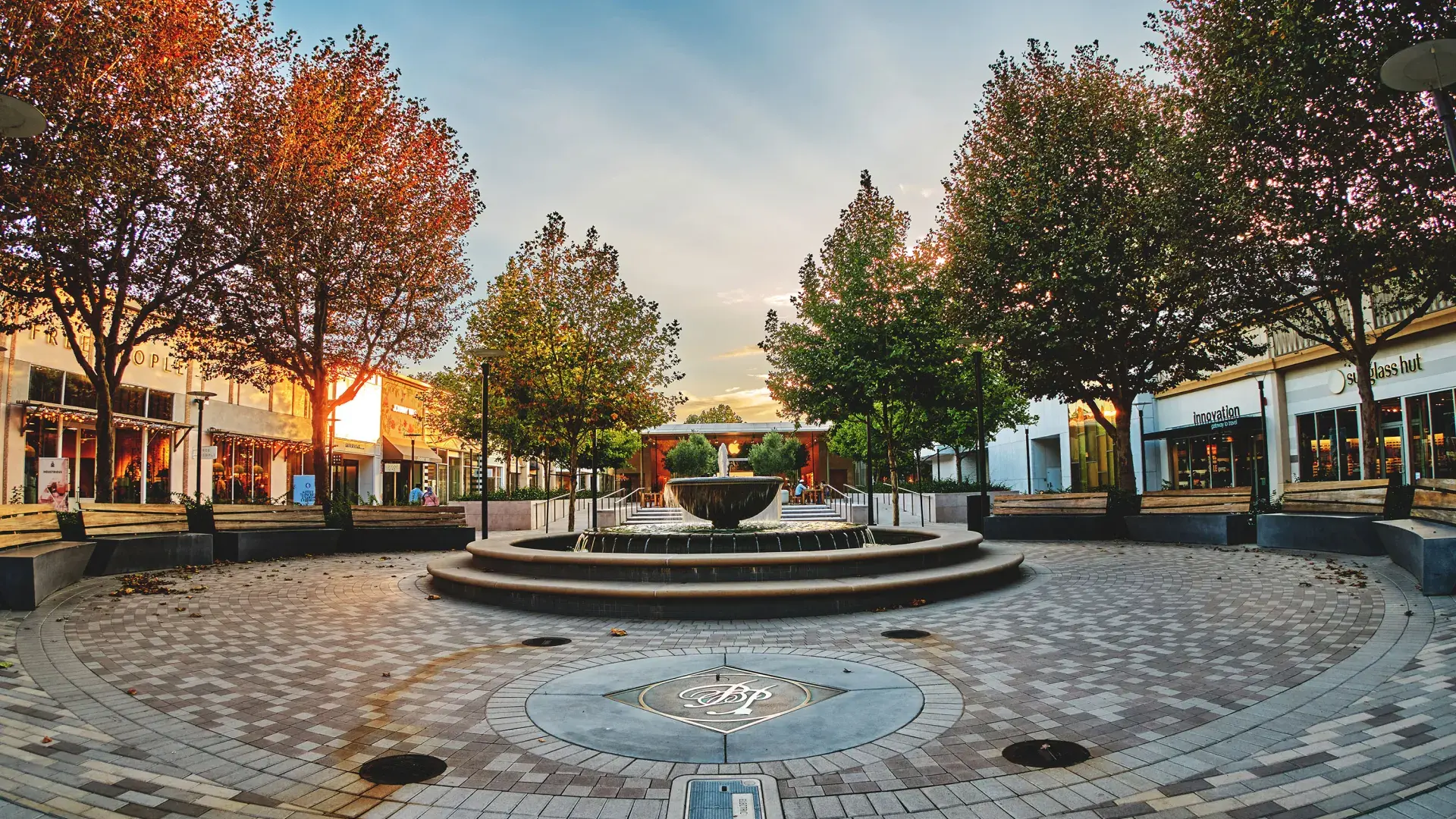 木々や噴水のある屋外モール