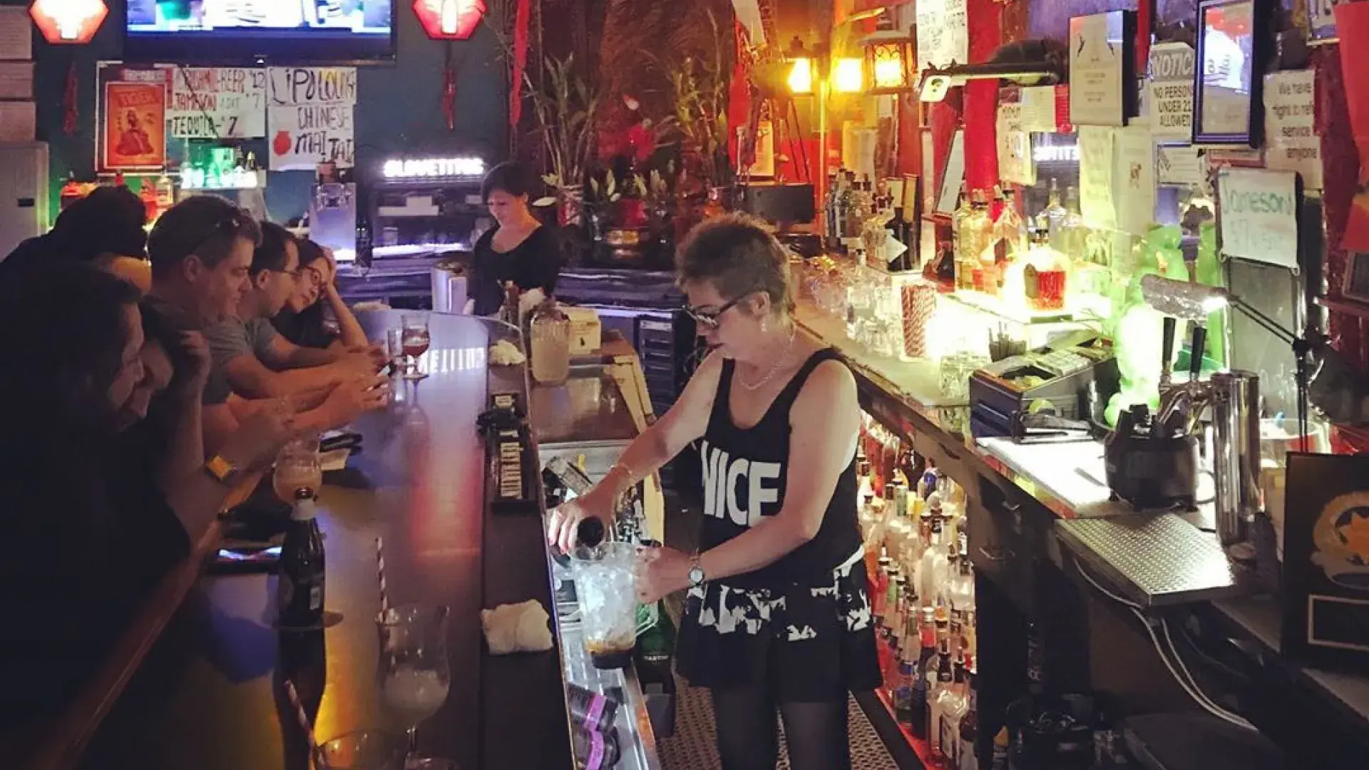 Um bar eclético em São Francisco.