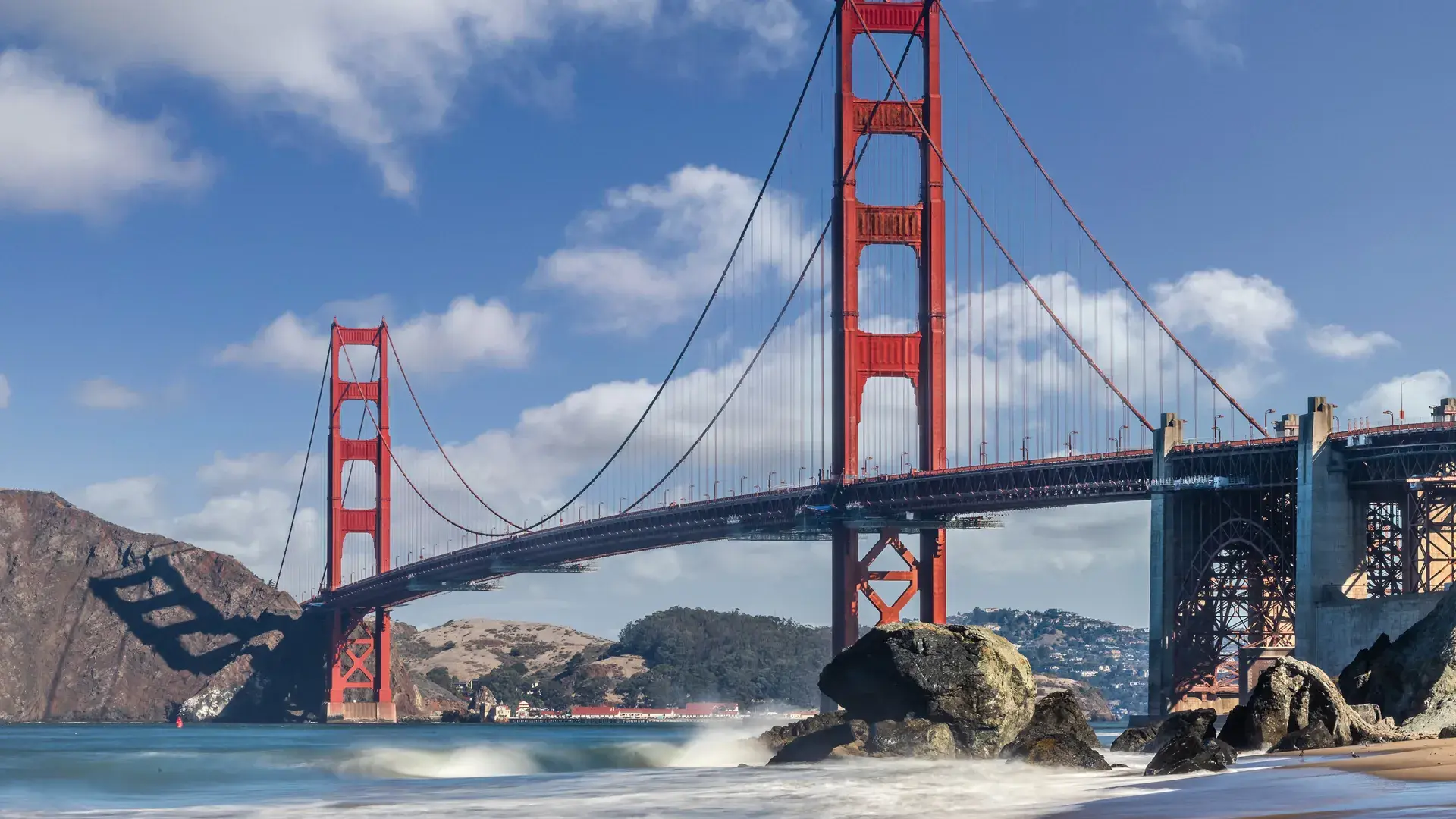 Uma foto da Golden Gate Bridge em um dia ensolarado e luminoso. 