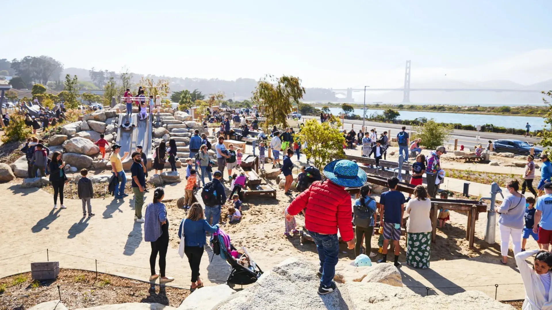 晴れた日にプレシディオ・トンネル・トップス公園で遊ぶ子供たち