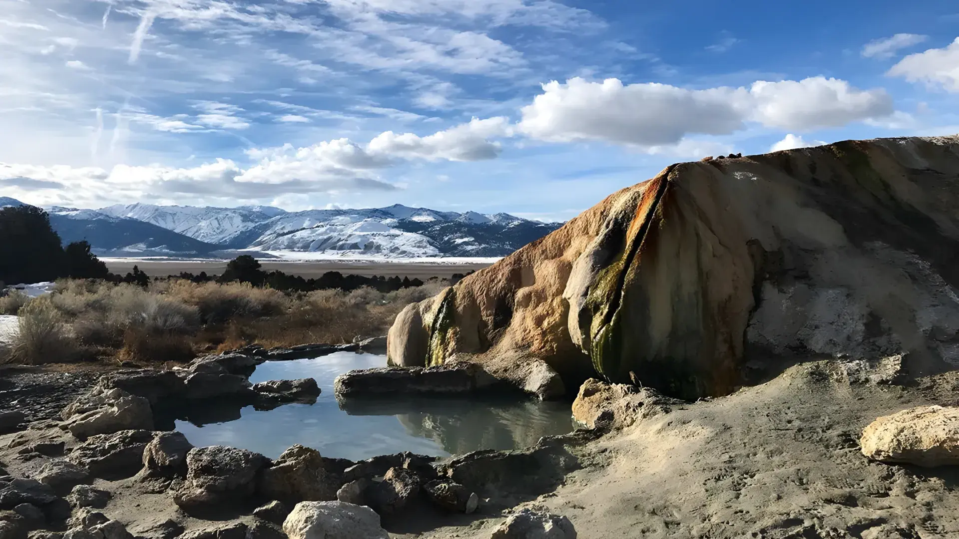 Fonte termal em um dia ensolarado 