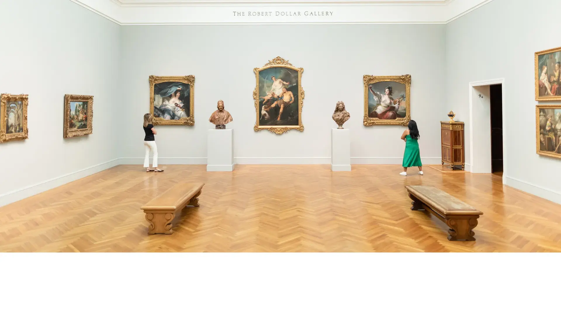 Duas pessoas observando obras de arte na Galeria Robert Dollar, Legion of Honor