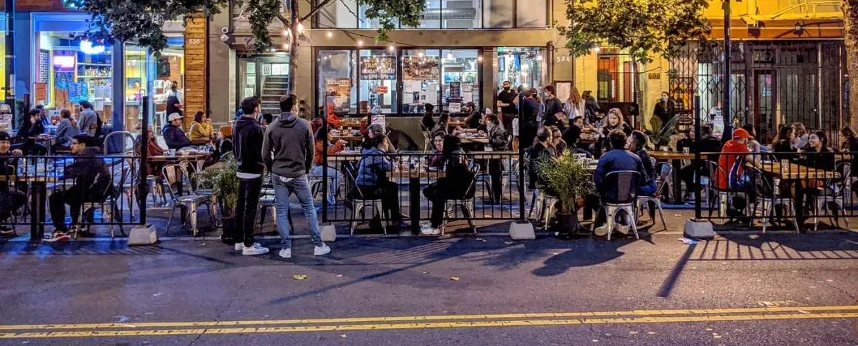 Uma multidão desfruta de comida e bebida ao longo da Valencia Street, em São Francisco