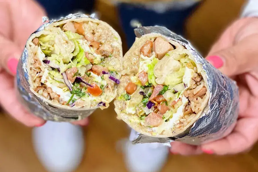 호일에 app 반으로 자른 mission 스타일 부리또가 카메라에 보여진다.