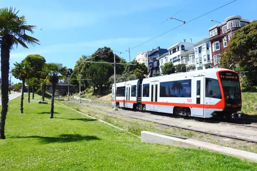 Um trem de passageiros MUNI percorre uma linha em São Francisco.