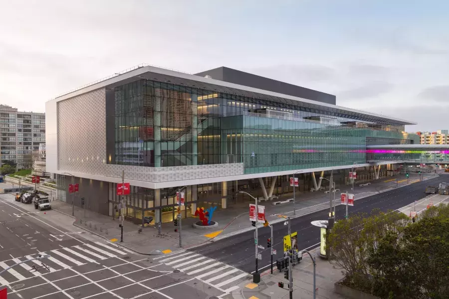 Foto externa do canto noroeste do Moscone Center