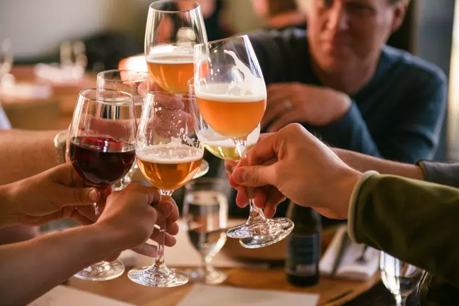 Um grupo de viajantes toma uma bebida em um bar de São Francisco.