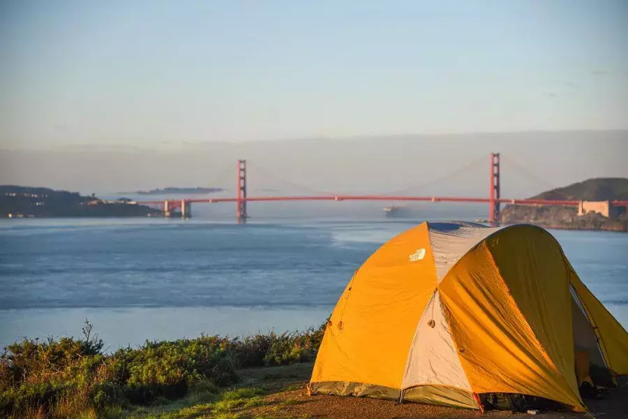 Uma barraca em um acampamento com vista para a Ponte Golden Gate.