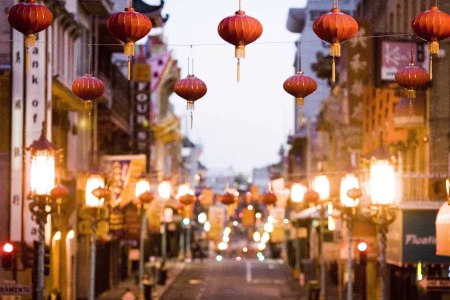Nahaufnahme einer Reihe roter Laternen, die über einer Straße in Chinatown hängen. San Francisco, Kalifornien.