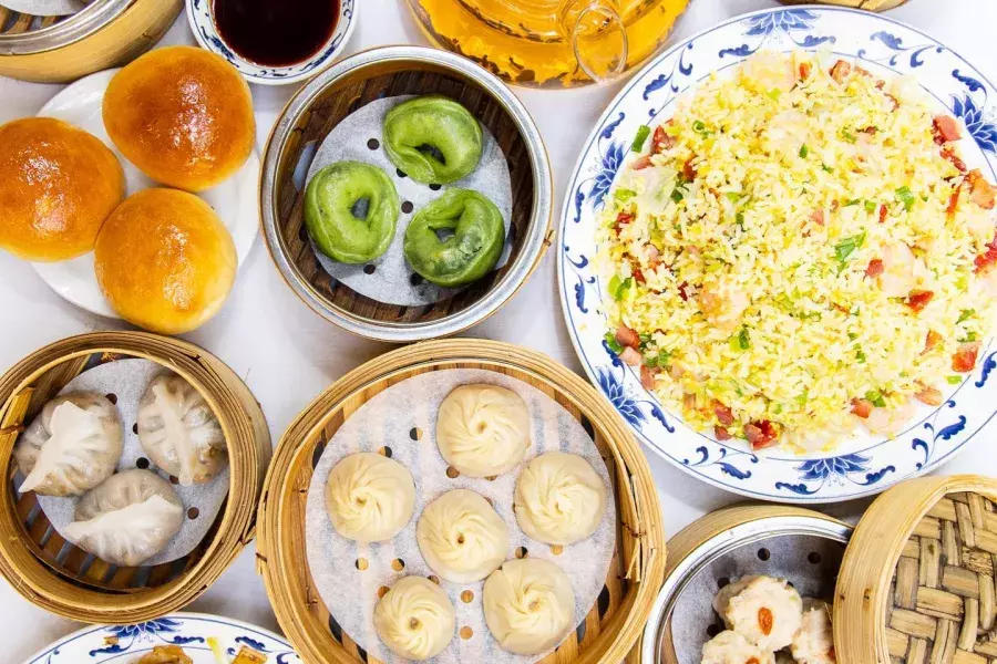 Uma variedade de pratos de dim sum no restaurante Yank Sing, em São Francisco.