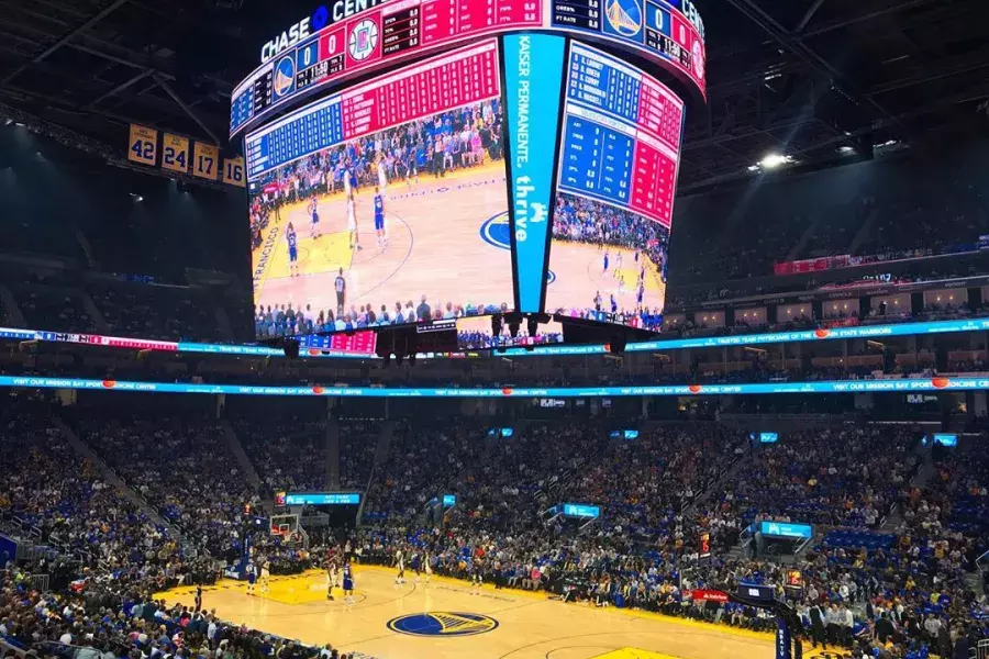 Dentro do Chase Center de São Francisco para um jogo do Golden State Warriors.