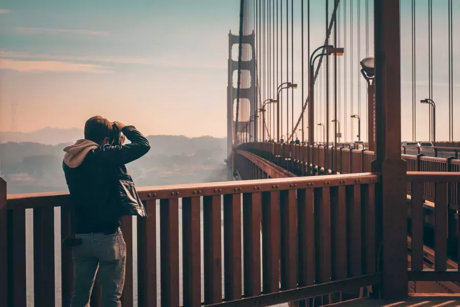 Homem tirando fotos na Ponte Golden Gate