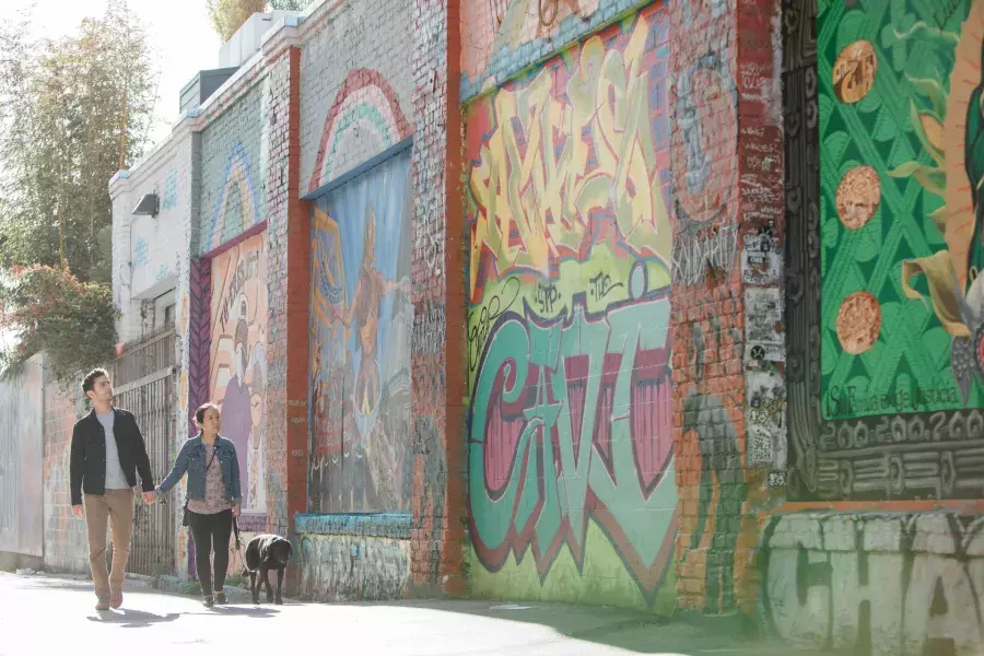 Um casal andando pelo Balmy Alley na Missão.